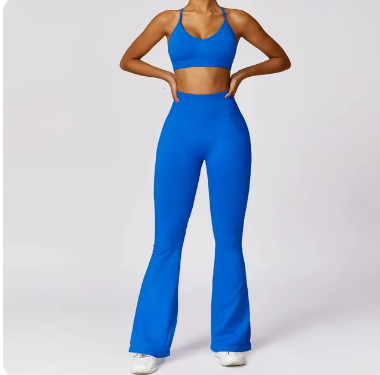 Woman wearing a seamless long-sleeve yoga top and high-waist trousers in a stylish workout set