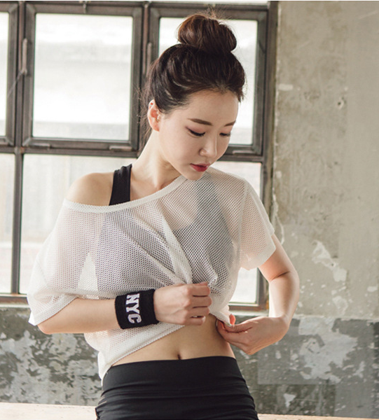 Black quick-dry mesh yoga top with lace overlay, breathable and lightweight fitness wear